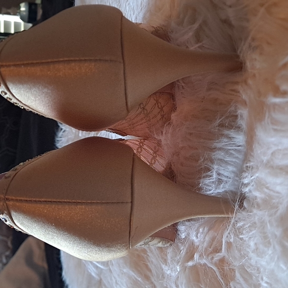 Nina Gold Evening Heels - Picture 4 of 8